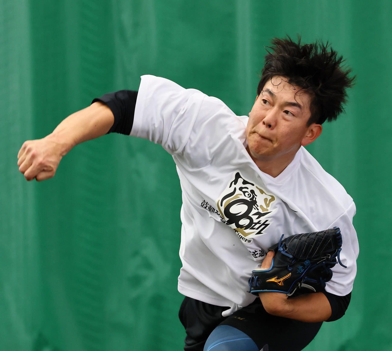 合同自主トレで、一番乗りでブルペン入りし投球練習をする阪神畠（撮影・藤尾明華）