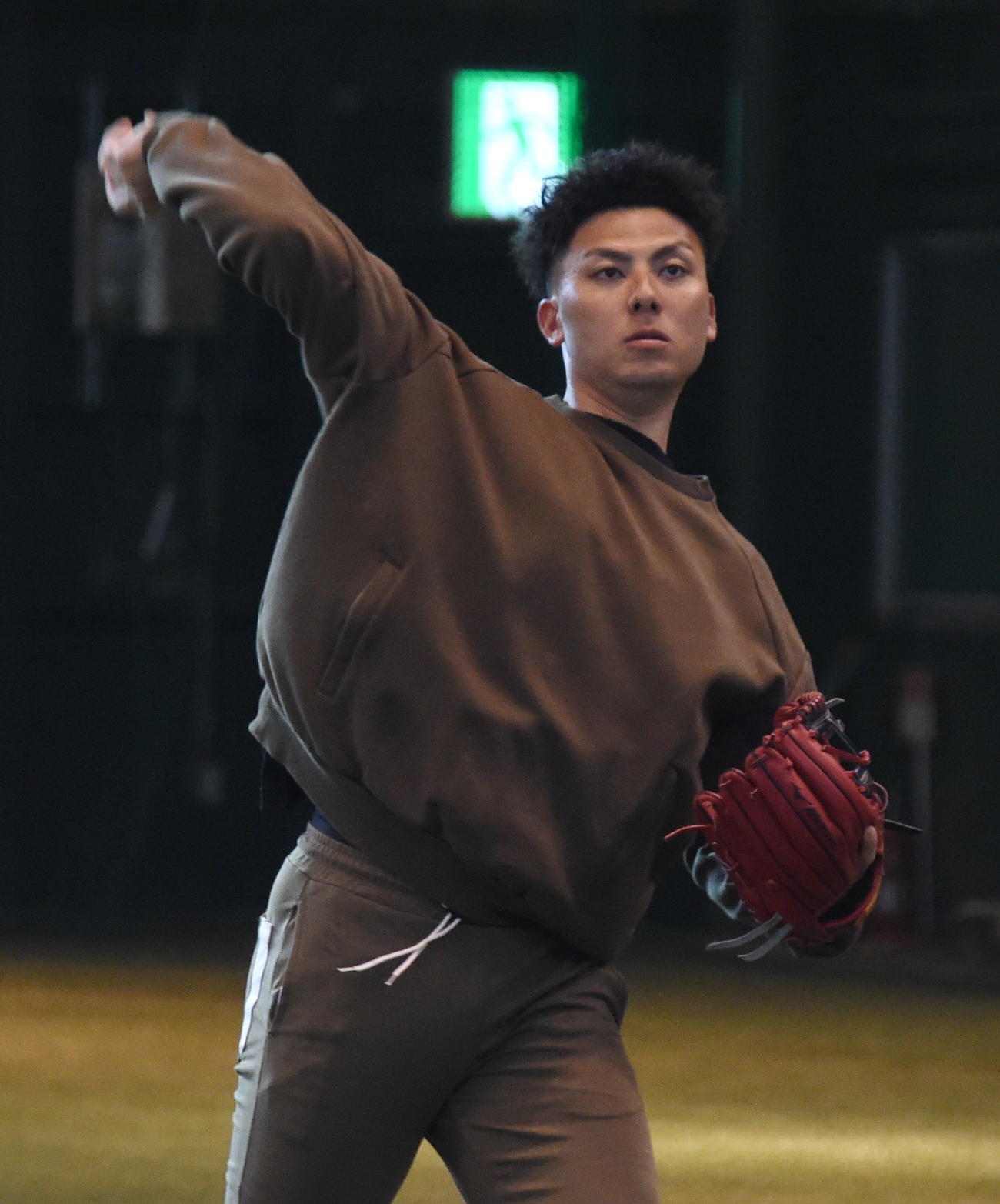 自主トレを公開した楽天村林（撮影・山田愛斗）
