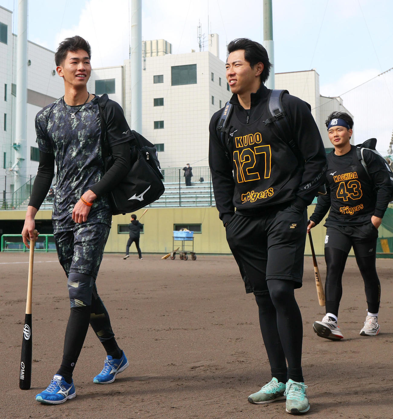 鳴尾浜球場で練習を終え移動する阪神今朝丸（左）と阪神工藤。右は町田（撮影・上山淳一）