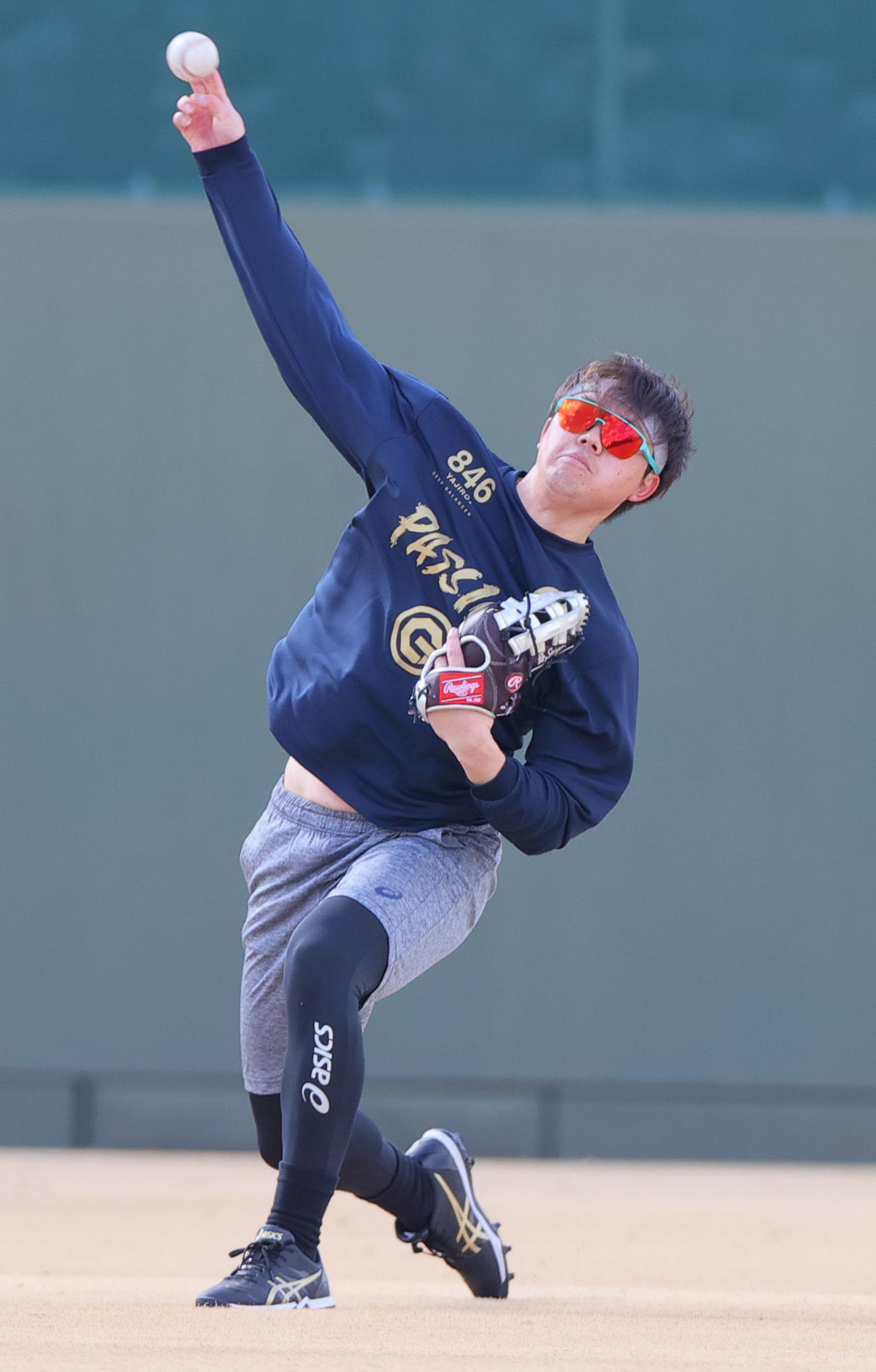 鳴尾浜球場で自主トレする阪神楠本（撮影・上山淳一）