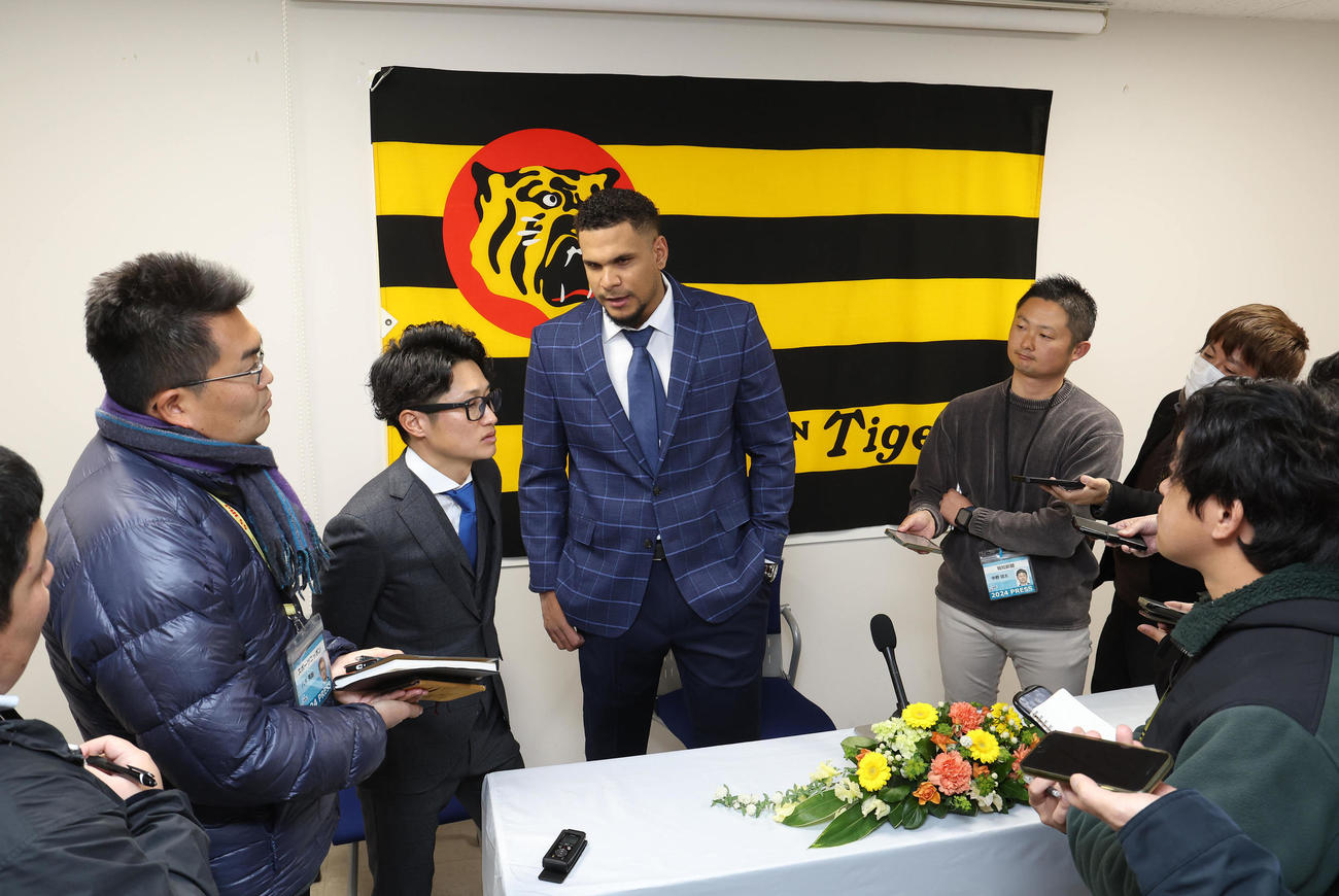入団会見を終え囲み取材を受ける阪神新外国人ラモン・ヘルナンデス（撮影・白石智彦）