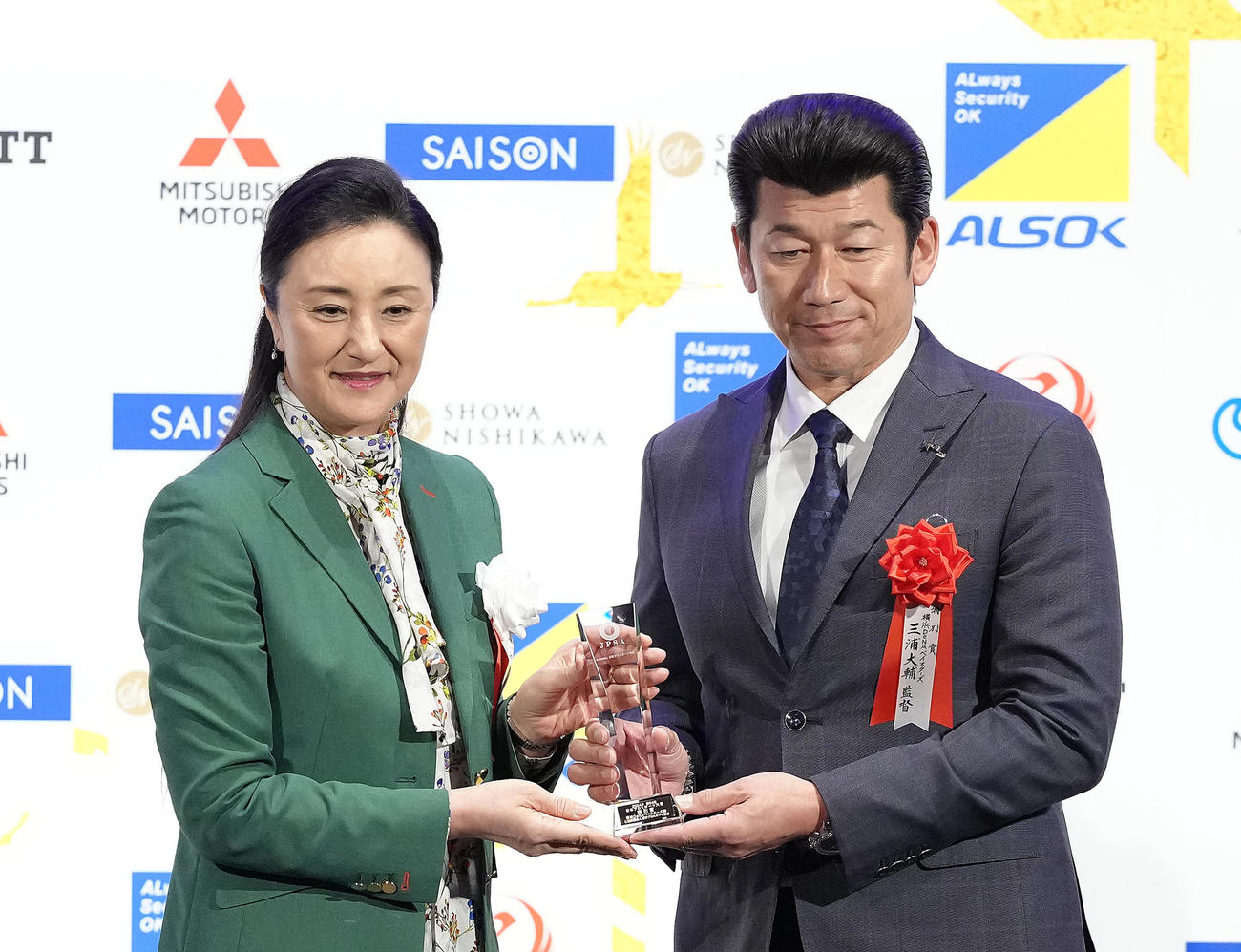 特別賞を受賞したDeNA三浦監督（右）。左は中林氏（撮影・足立雅史）
