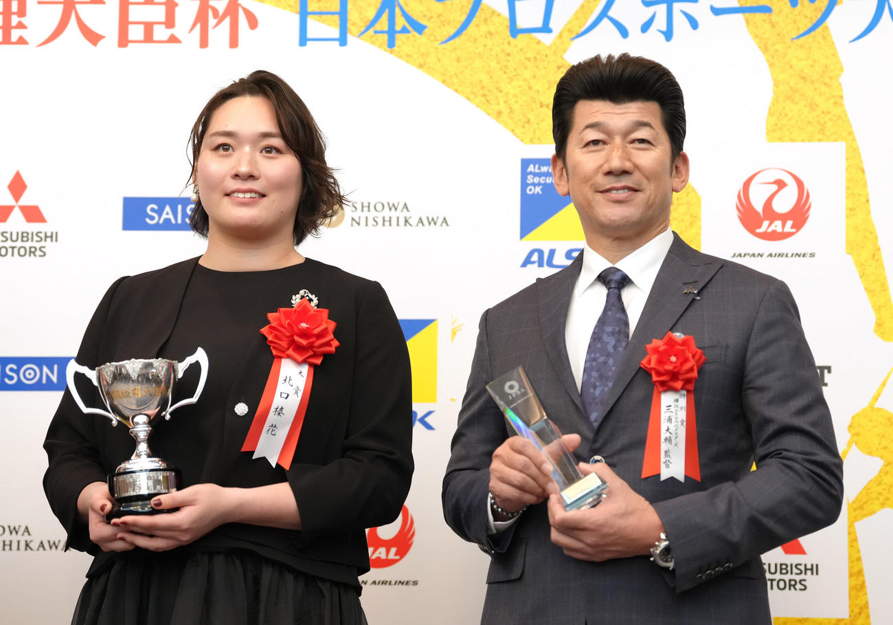 記念撮影に臨む北口（左）とDeNA三浦監督（撮影・足立雅史）