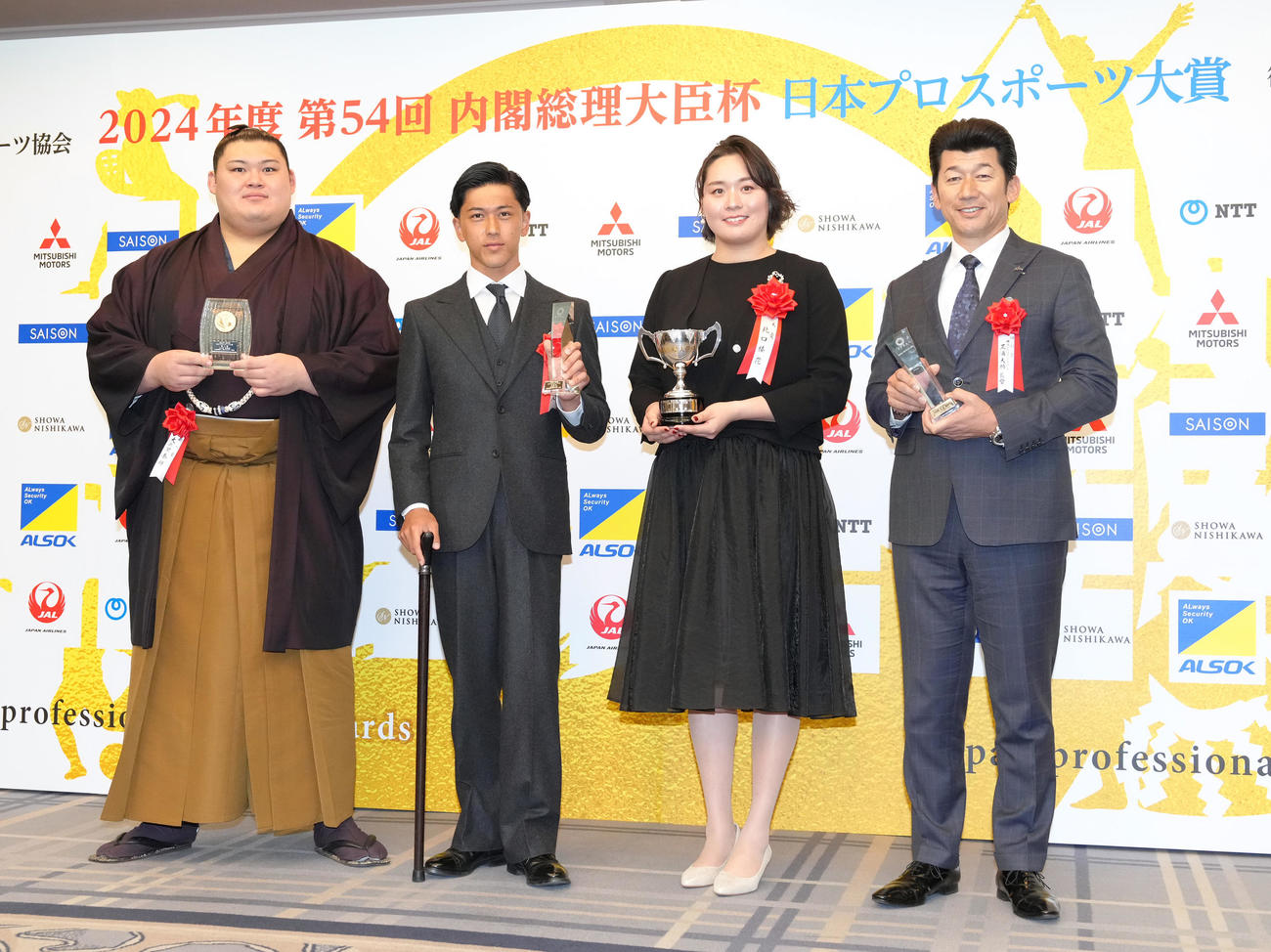 記念撮影に臨む、左から大の里、小田、北口、DeNA三浦監督（撮影・足立雅史）