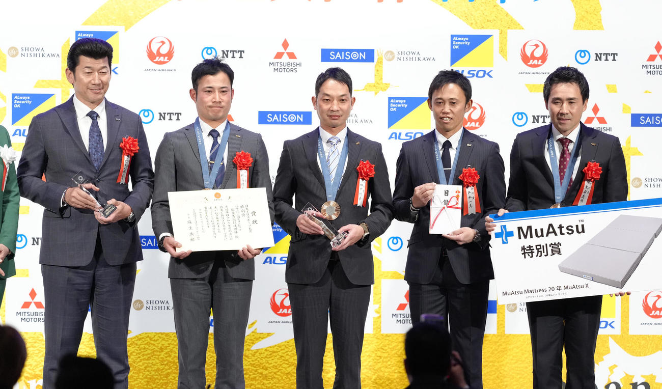 特別賞を受賞したDeNA三浦監督（左端）と「初老ジャパン」こと総合馬術の団体メンバー。左から、1人おいて北島、田中、戸本、大岩（撮影・足立雅史）