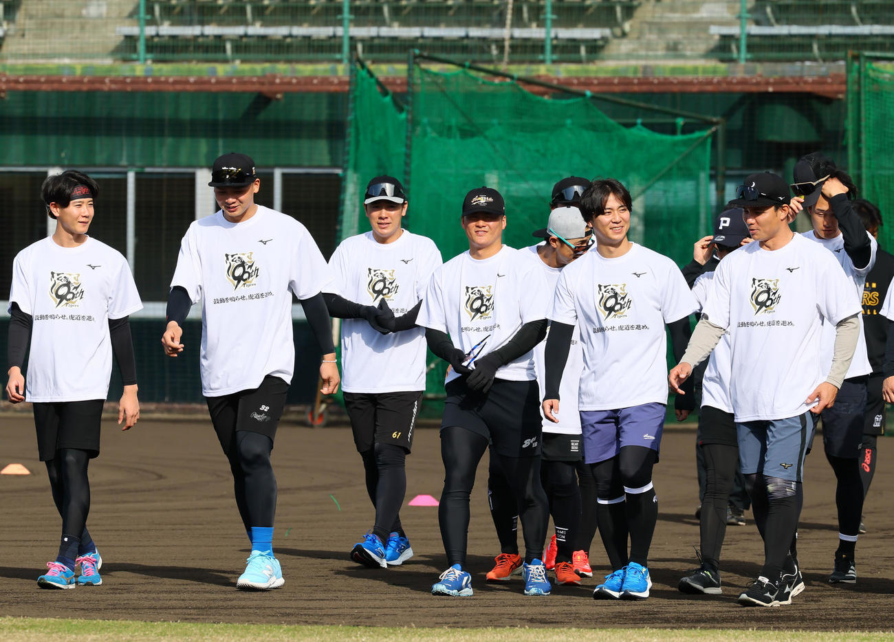 90周年のTシャツで合同自主トレを行う阪神ナイン（撮影・藤尾明華）