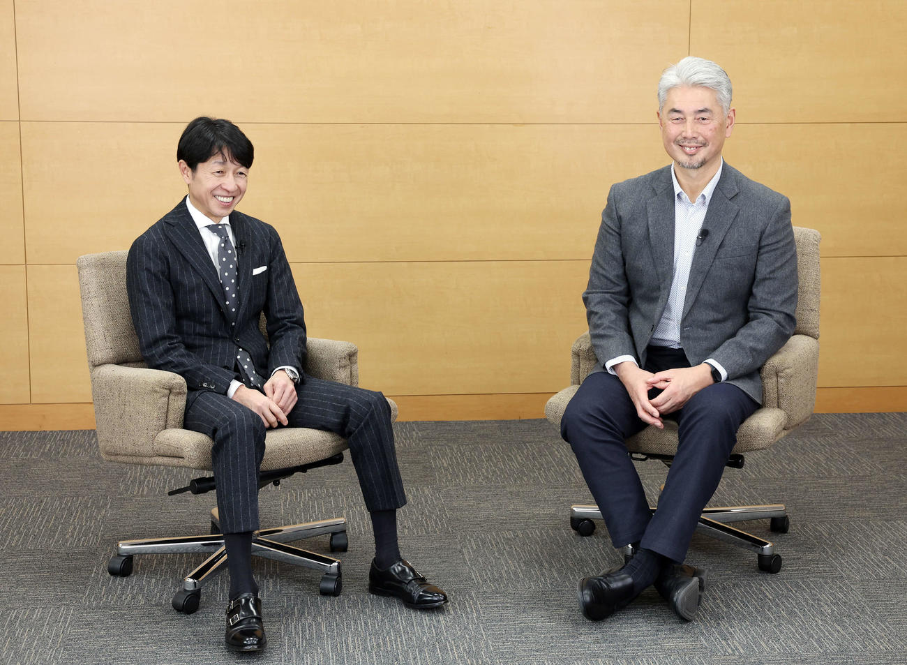 対談を行った武豊騎手（左）とロッテ吉井監督（撮影・宮地輝）