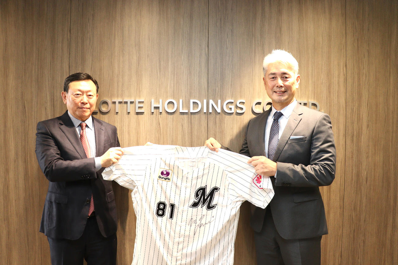 ロッテ本社を訪問し重光球団代表取締役会長オーナー（左）にシーズン報告をおこなった吉井監督（球団提供）
