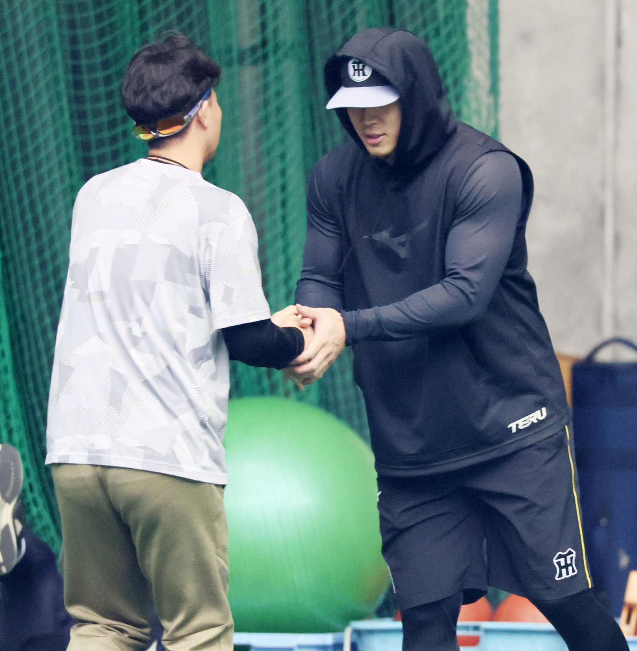 先乗り自主トレ2日目から合流の佐藤輝明はチーム関係者にあいさつする（撮影・加藤哉）