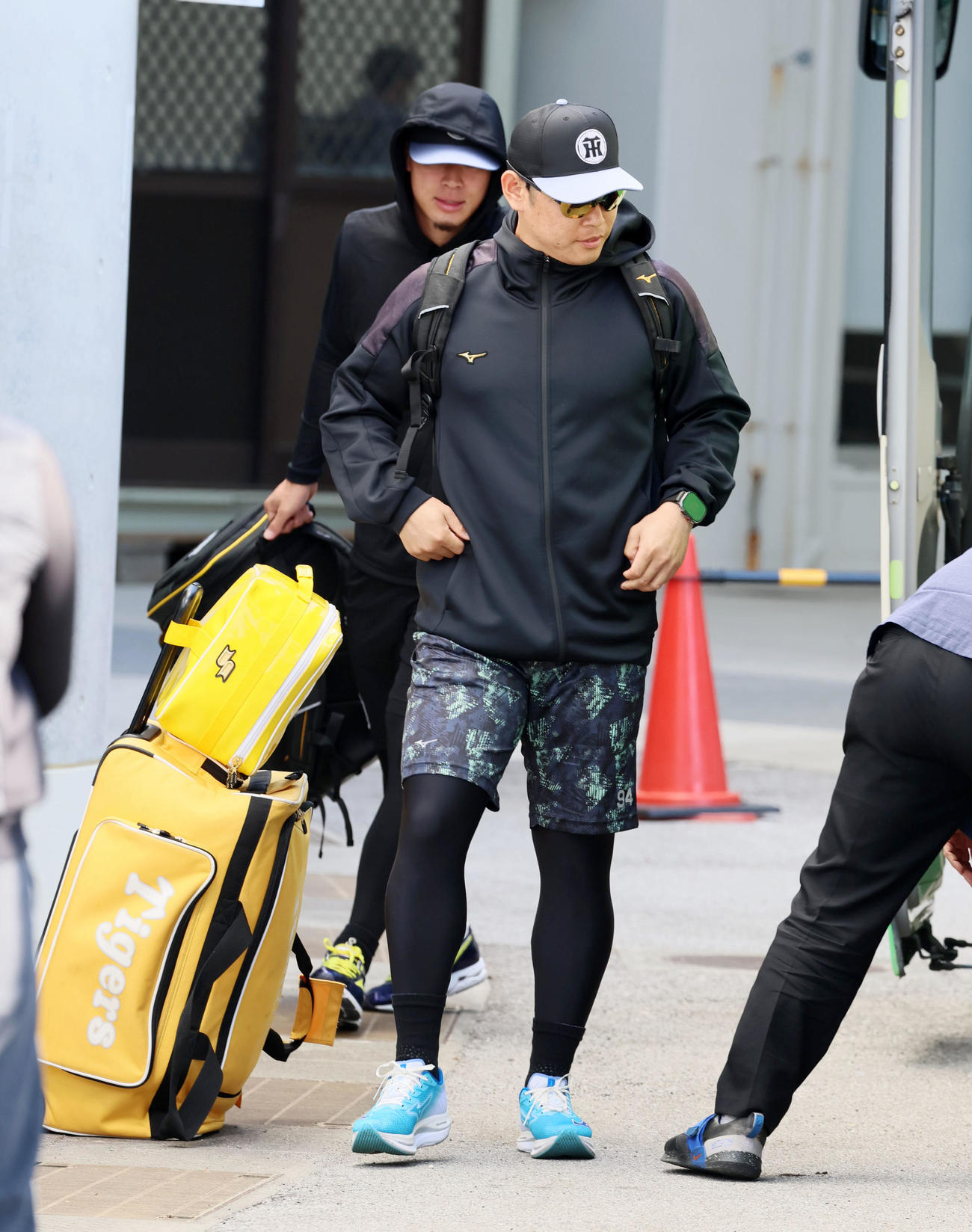 先乗り自主トレ2日目から合流の原口と左は佐藤輝（撮影・加藤哉）