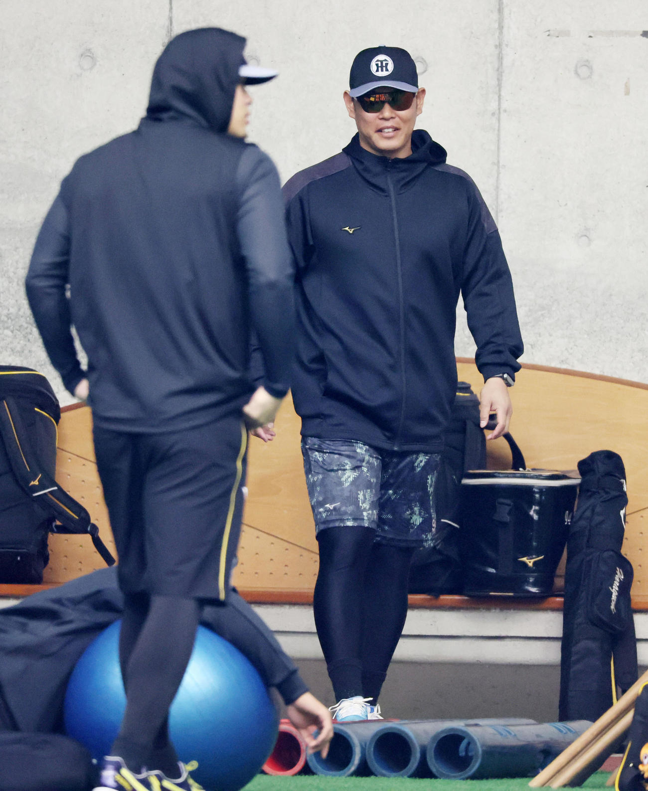 先乗り自主トレ2日目から合流の原口と左は佐藤輝（撮影・加藤哉）