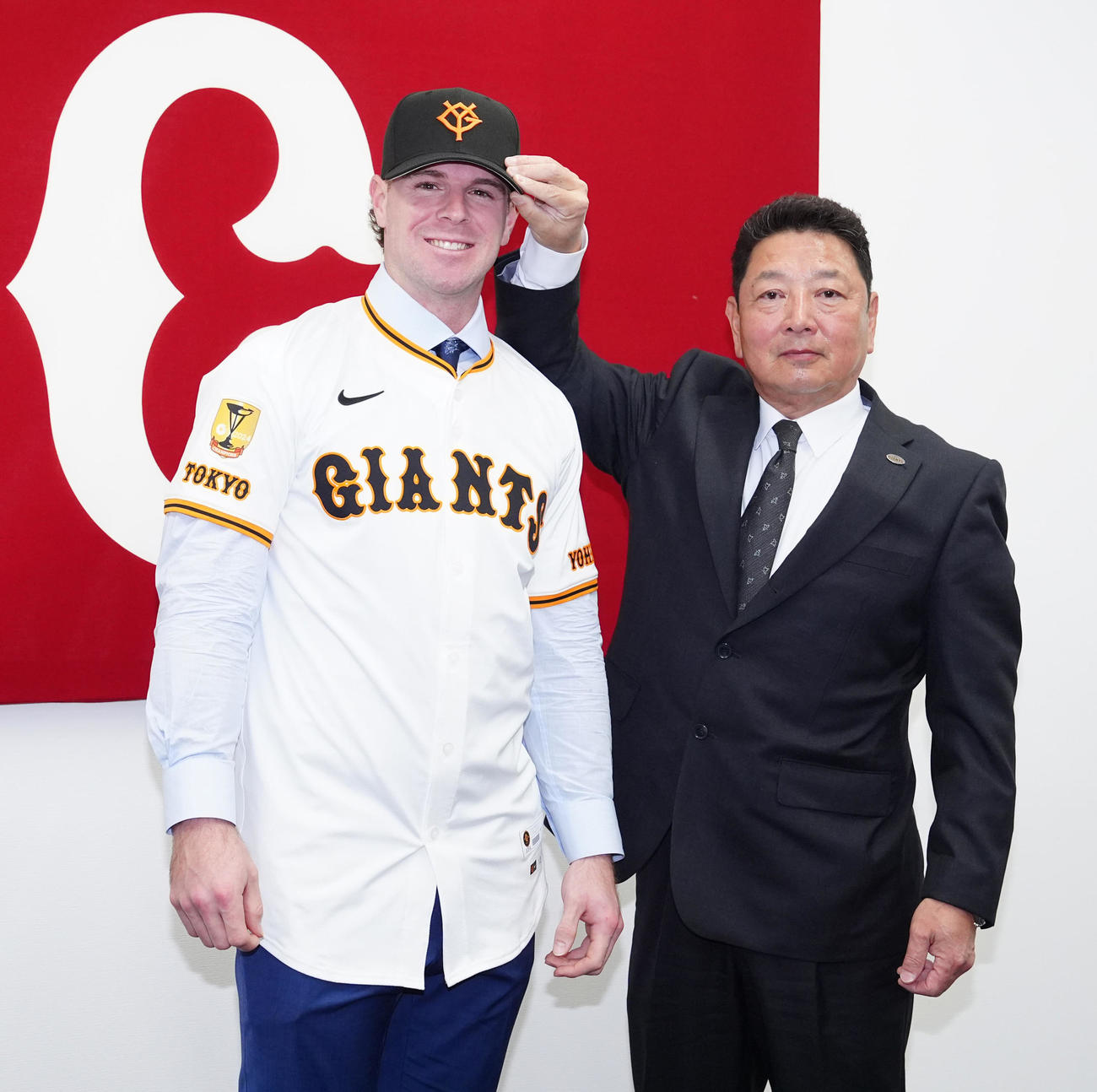入団会見に臨み、巨人吉村編成本部長（右）と写真に納まる新外国人のキャベッジ（撮影・江口和貴）