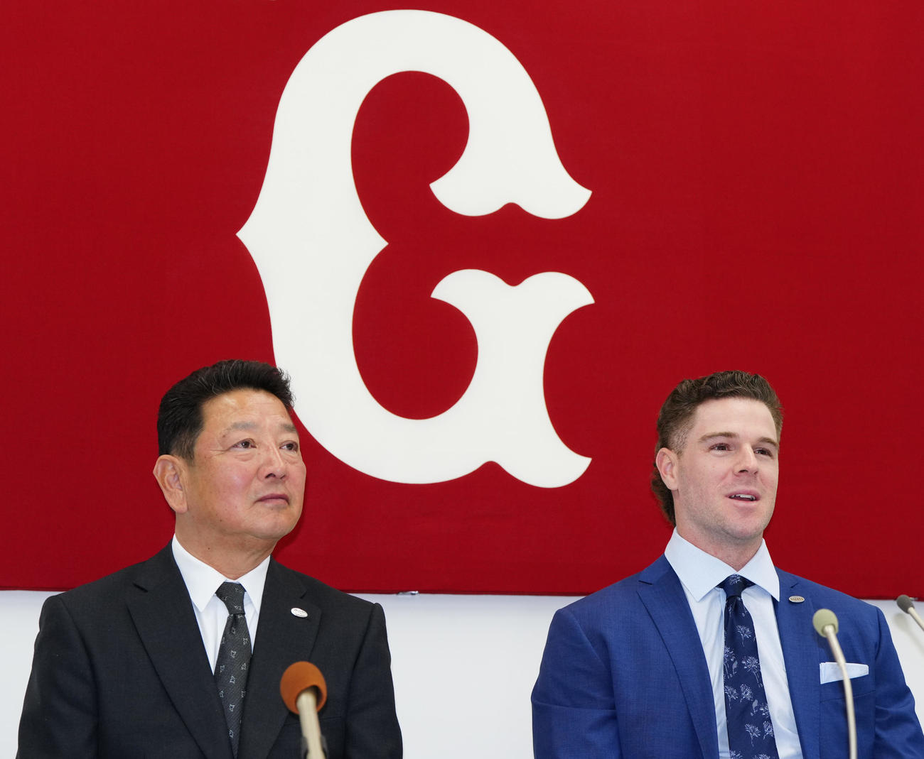入団会見に臨む巨人新外国人のキャベッジ（右）。左は吉村編成本部長（撮影・江口和貴）