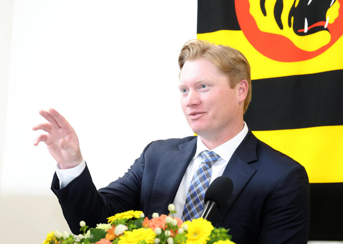 入団会見で質問に答える阪神新外国人ニック・ネルソン（撮影・白石智彦）