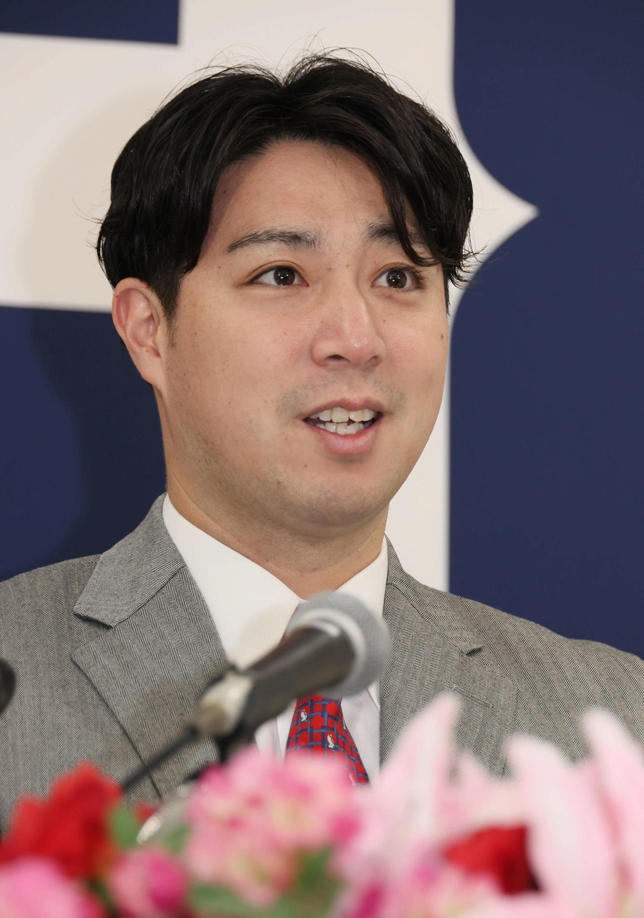 広島の投手コーチ就任が決まり、会見する野村（撮影・加藤孝規）（24年11月19日）