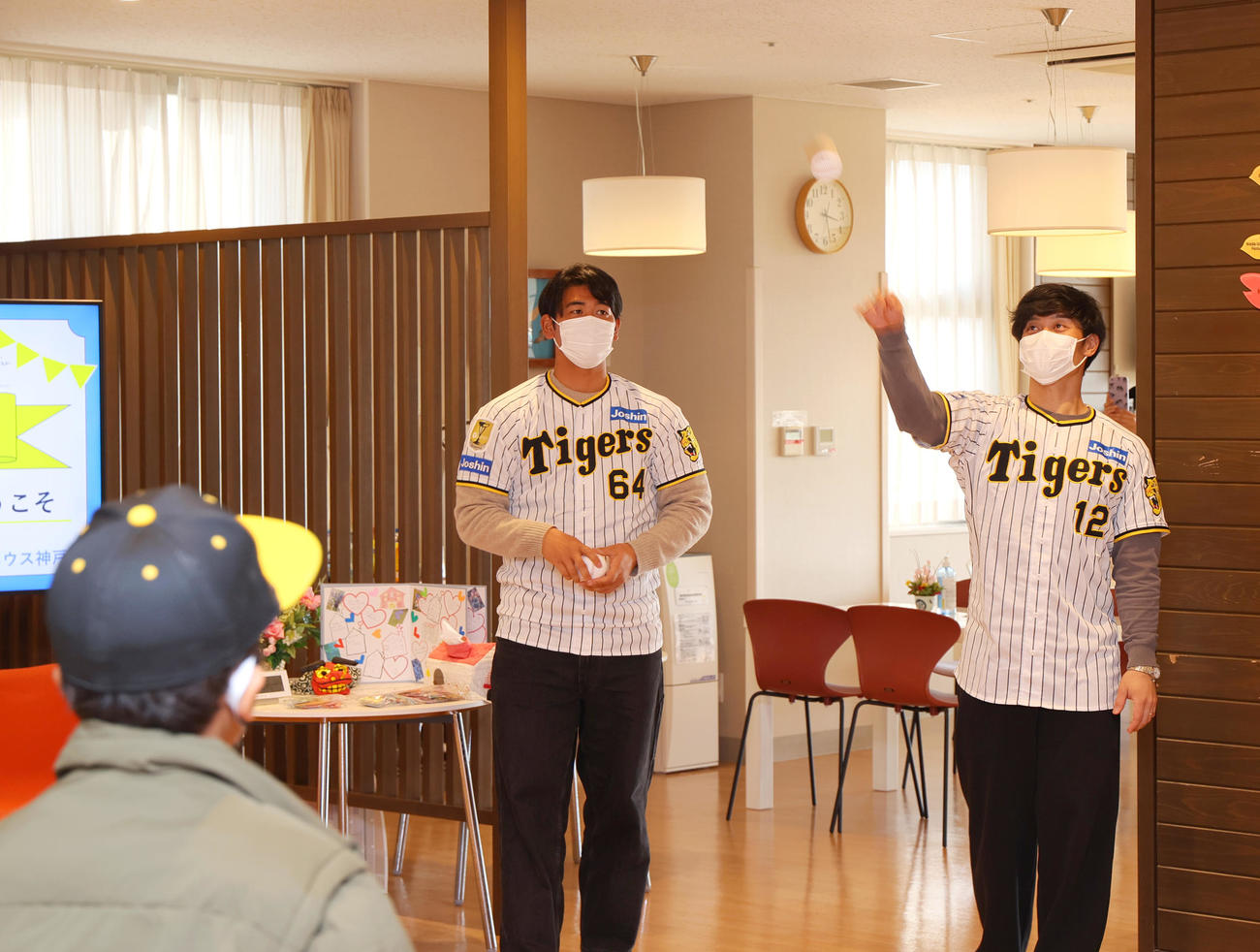 「ドナルド・マクドナルド・ハウス」を訪問した阪神岡留（左）と阪神坂本は児童とキャッチボールする（2025年1月23日撮影）