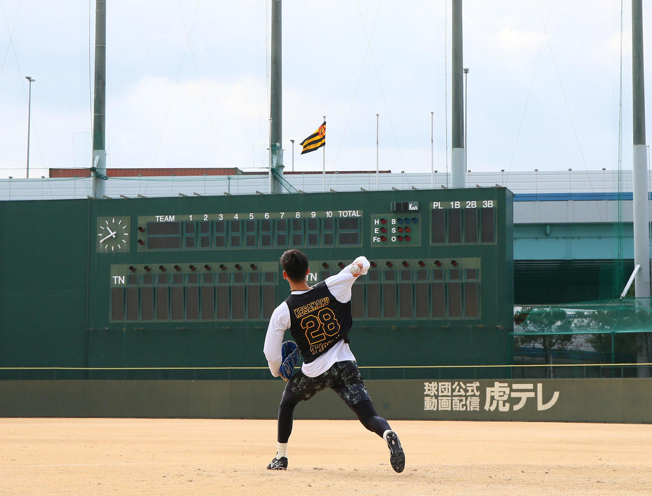 鳴尾浜球場で合同自主トレでキャッチボールする阪神今朝丸（撮影・上山淳一）