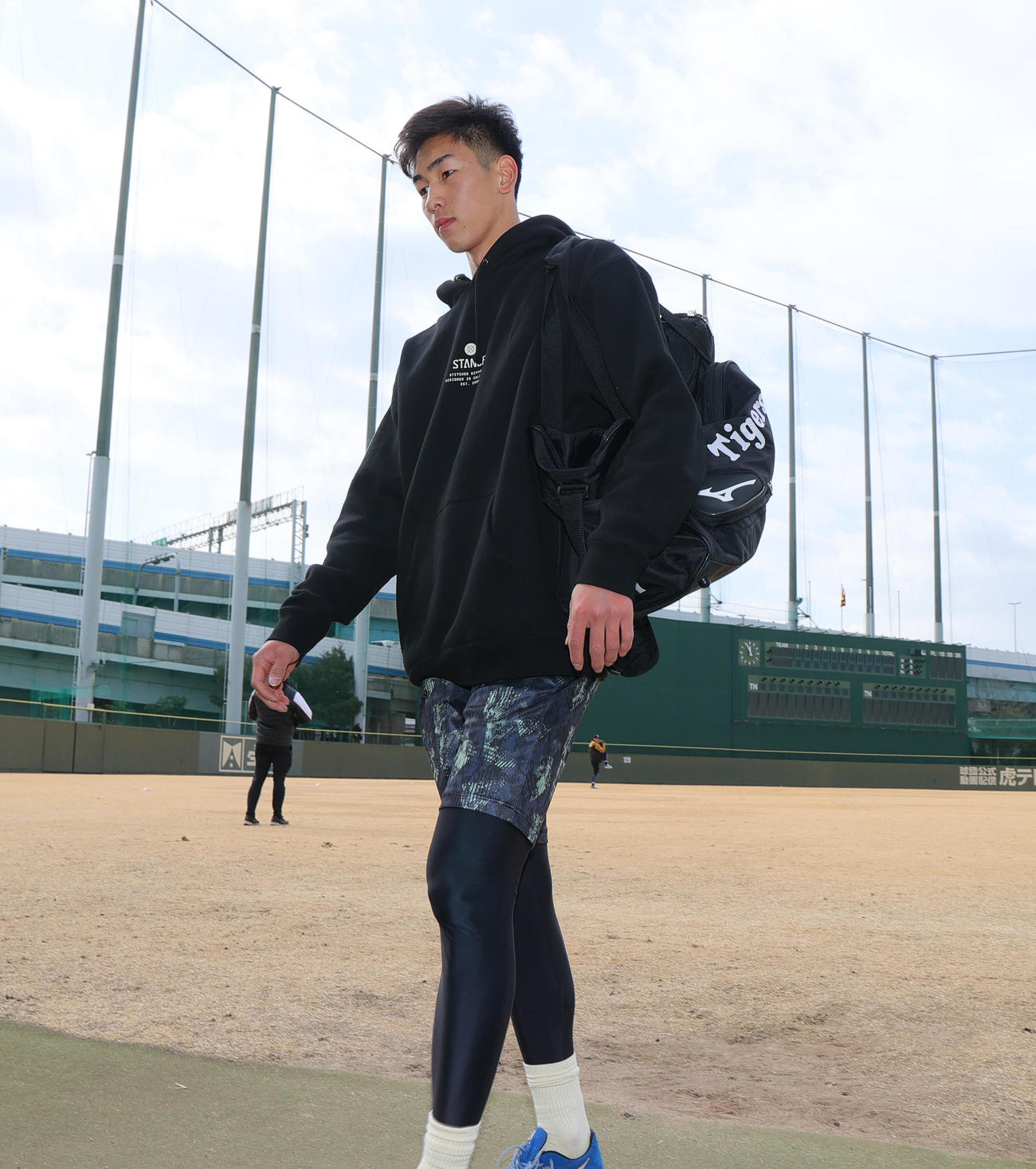鳴尾浜球場で合同自主トレを終え引き揚げる阪神今朝丸（撮影・上山淳一）