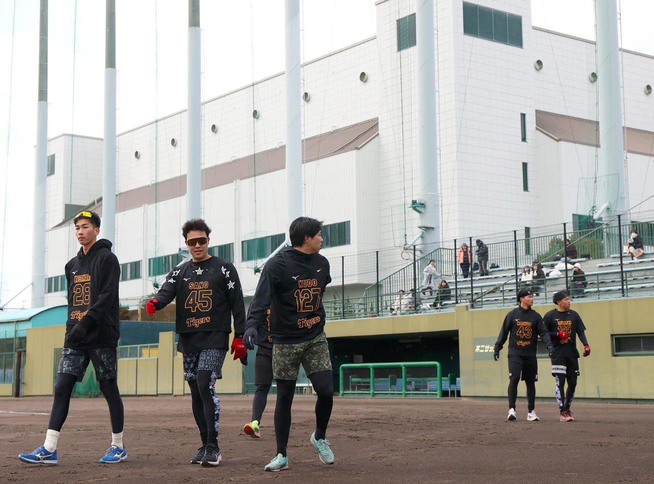 鳴尾浜球場で合同自主トレする阪神の新人ら（撮影・上山淳一）