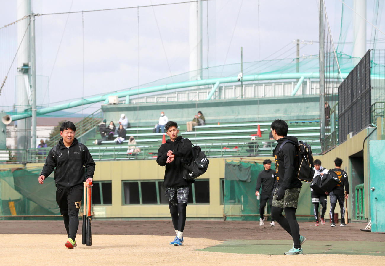 鳴尾浜球場で合同自主トレを終え引き揚げる阪神の新人ら（撮影・上山淳一）