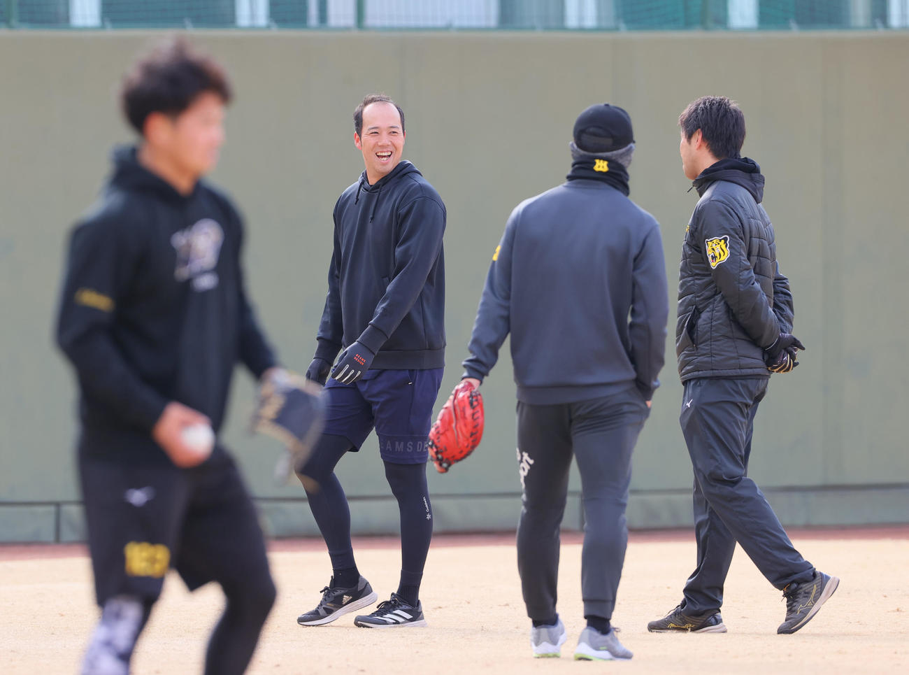 MLBに挑戦の青柳晃洋（左）は鳴尾浜球場で阪神関係者とあいさつをかわす（撮影・上山淳一）