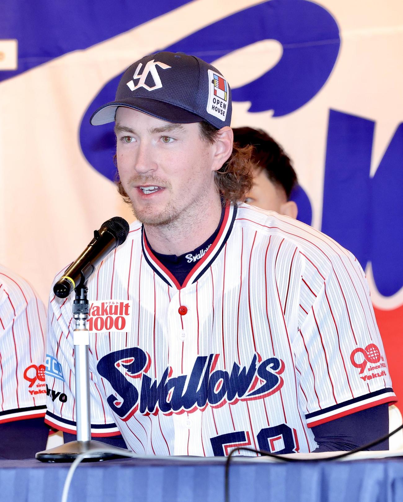 入団会見に臨むヤクルト・バウマン（撮影・河田真司）