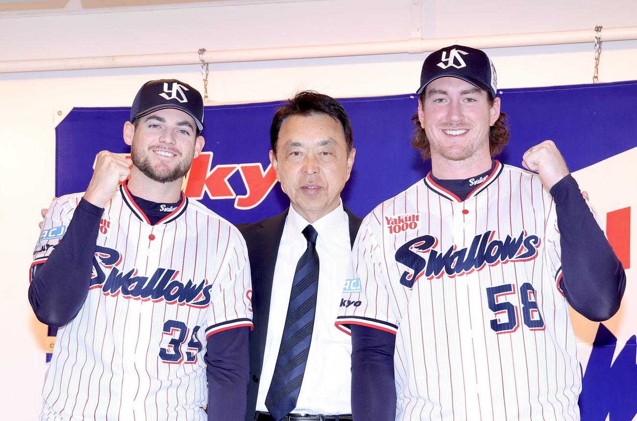 入団会見を終え、小川GM（中央）と写真に納まるヤクルト・ランバート（左）とバウマン（撮影・河田真司）