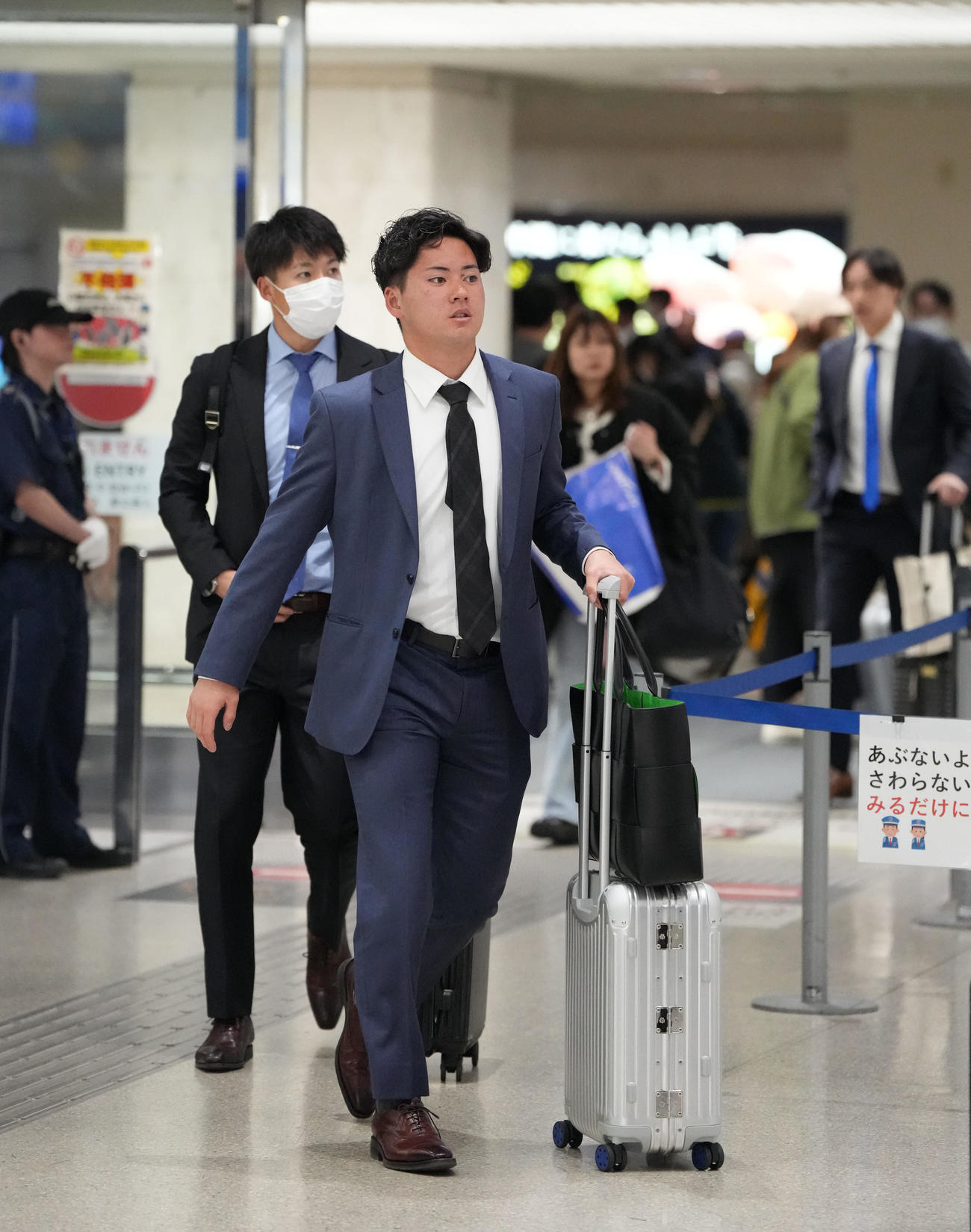 沖縄入りした金丸（撮影・森本幸一）