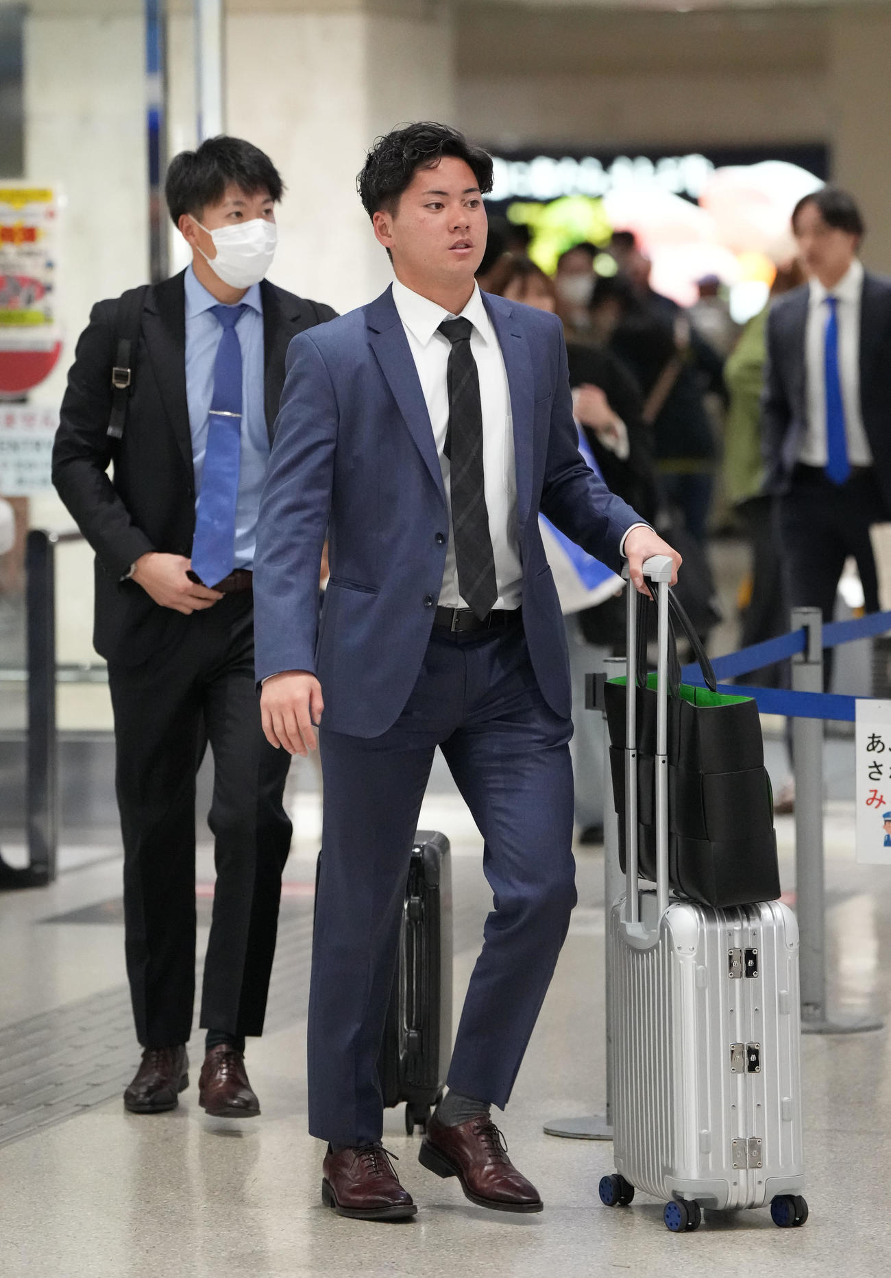 沖縄入りした金丸（左は橋本）（撮影・森本幸一）