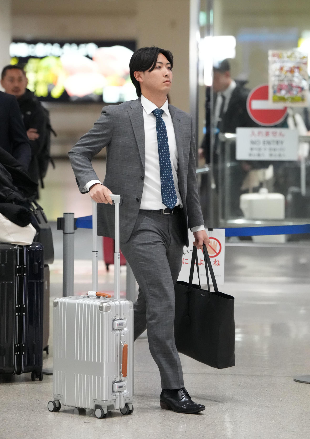 沖縄入りした吉田（右）（撮影・森本幸一）