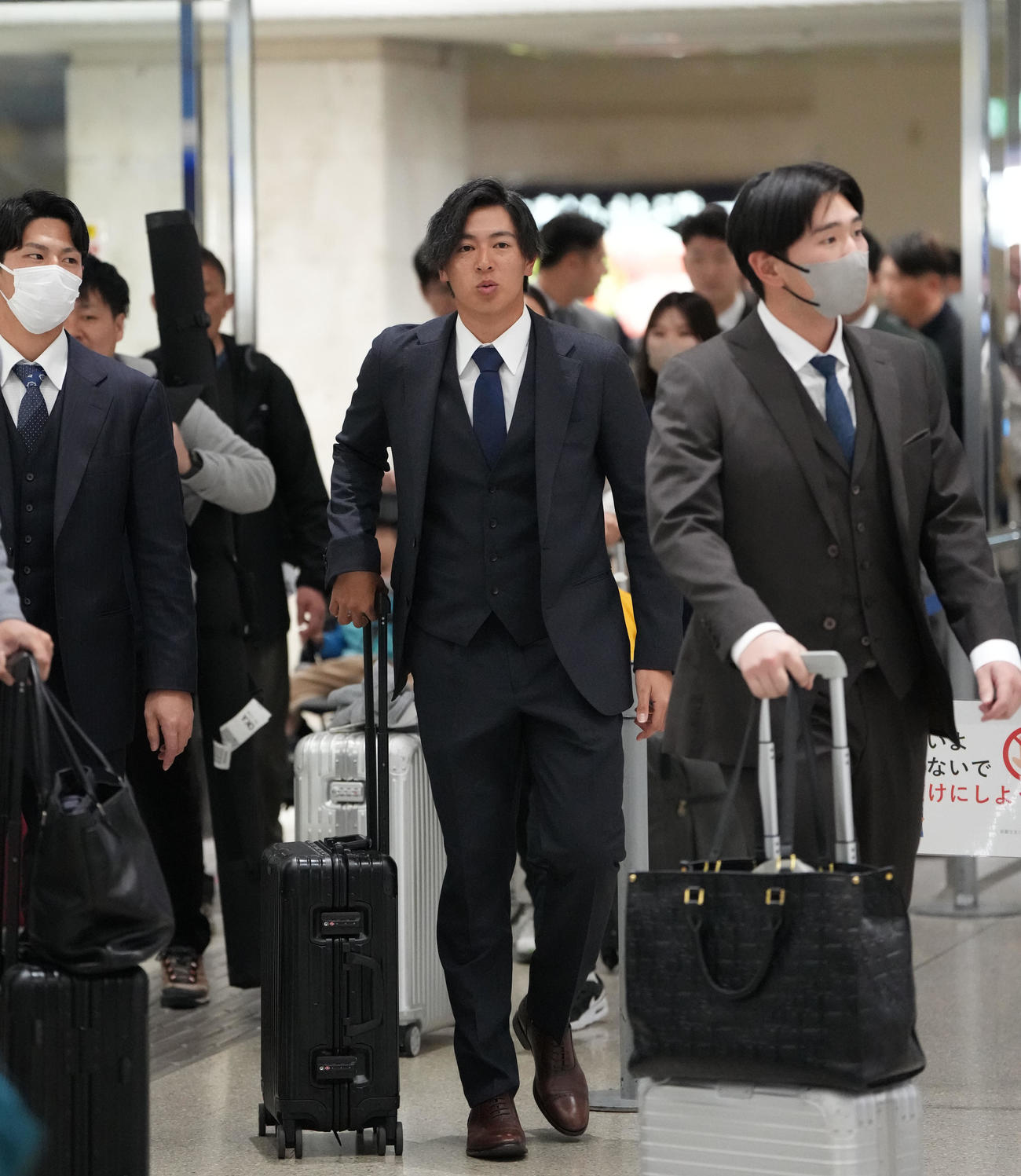 沖縄入りした仲地（中央）（撮影・森本幸一）