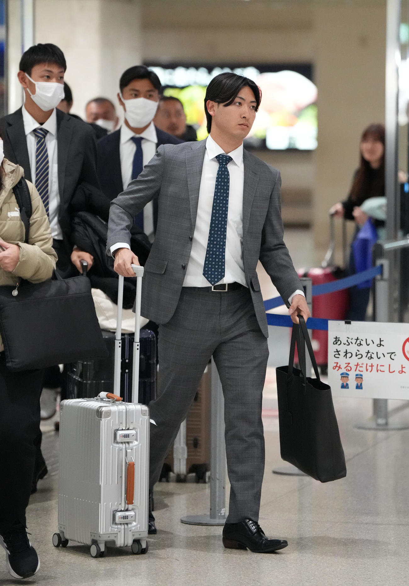 沖縄入りした吉田（右）（撮影・森本幸一）