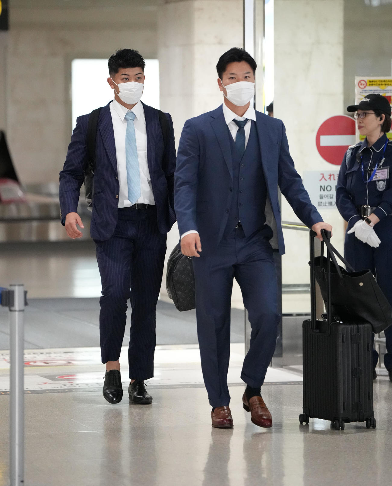 沖縄入りした（左から）松山、清水（撮影・森本幸一）