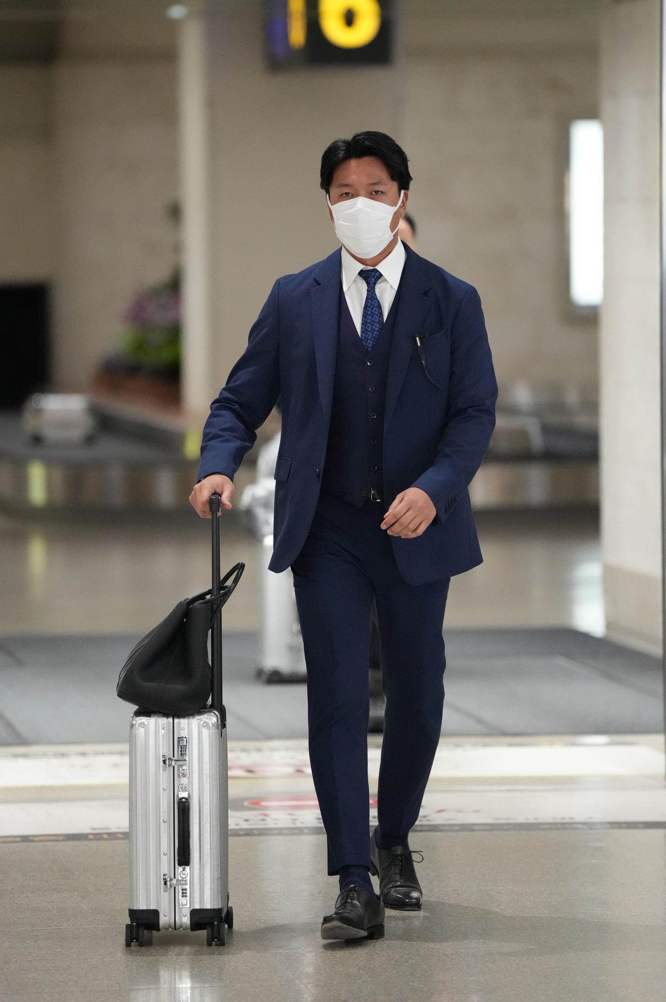 沖縄入りした大野（撮影・森本幸一）