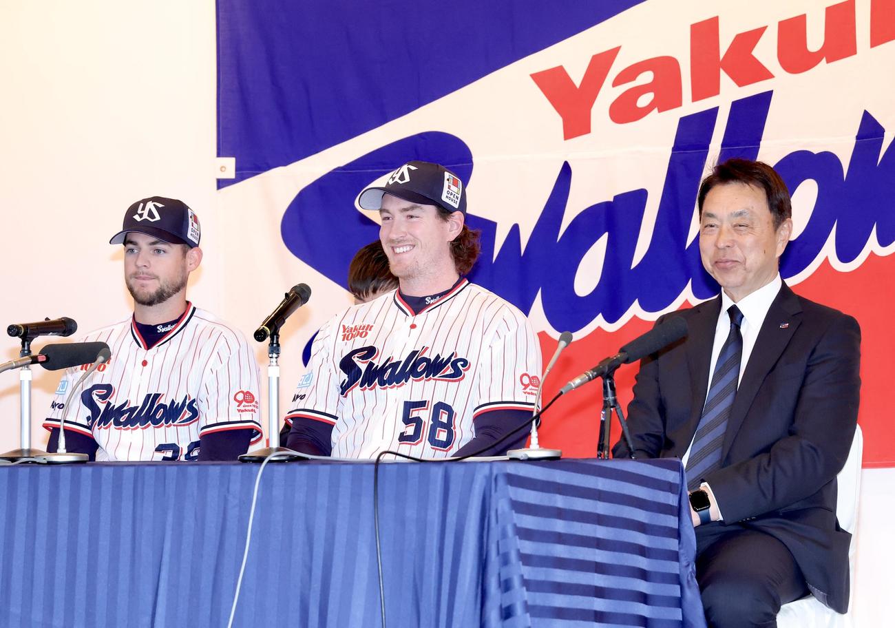 入団会見に臨むヤクルト・ランバート（左）とバウマン（中央）。右は小川GM（撮影・河田真司）
