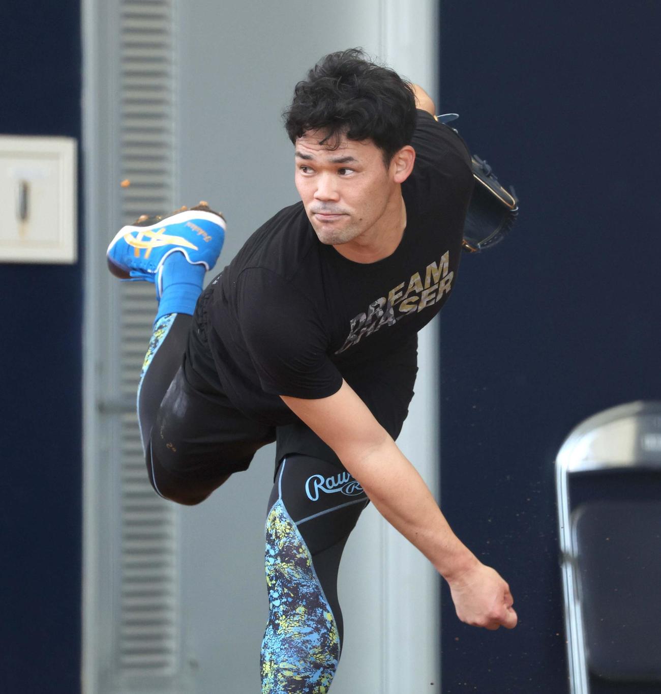 ブルペンで投球する日本ハム福谷（撮影・黒川智章）