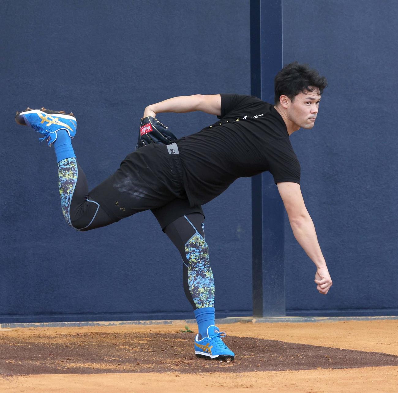 ブルペンで投球する日本ハム福谷（撮影・黒川智章）
