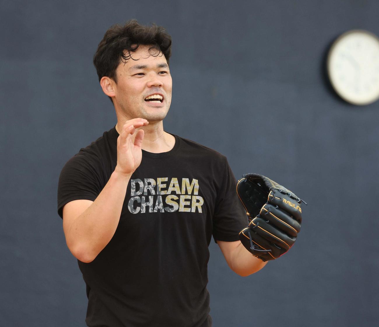 ブルペンで笑顔を見せる日本ハム福谷（撮影・黒川智章）
