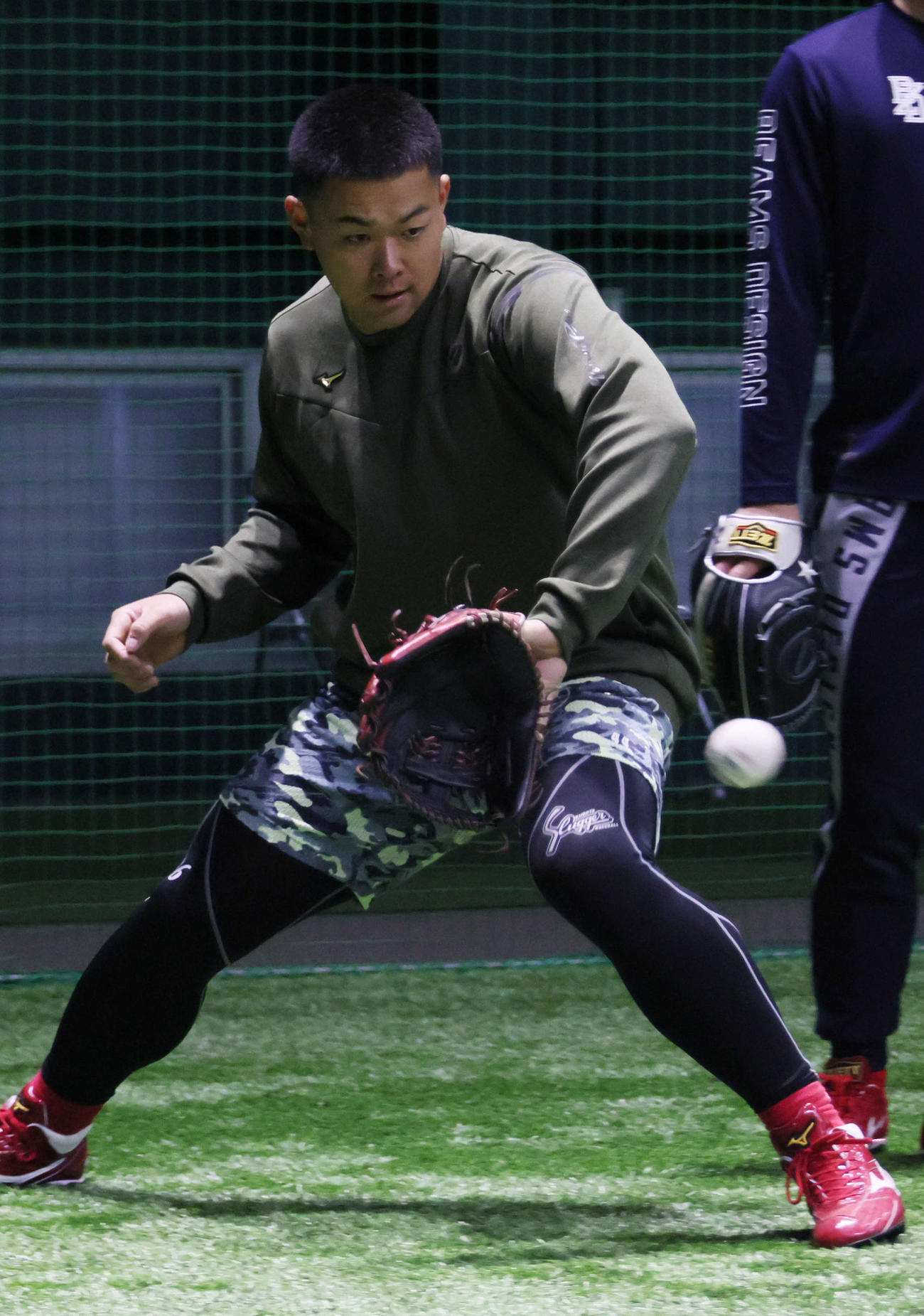 合同自主トレで、ノックを受ける広島林（撮影・加藤孝規）