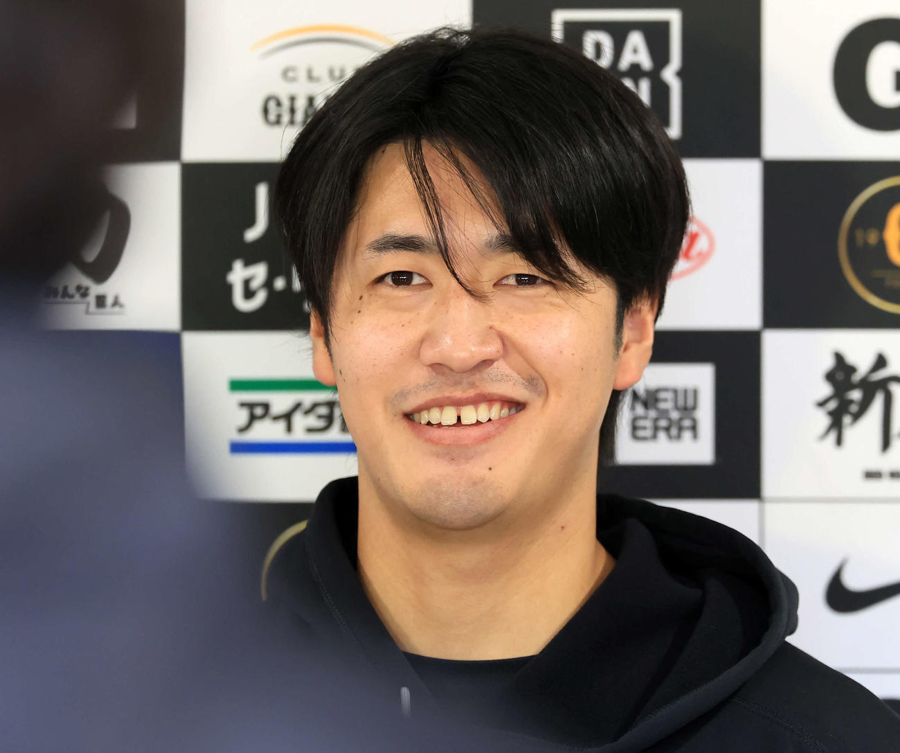 3日連続ブルペン入りした巨人西舘は報道陣の質問に笑顔で答える（撮影・浅見桂子）