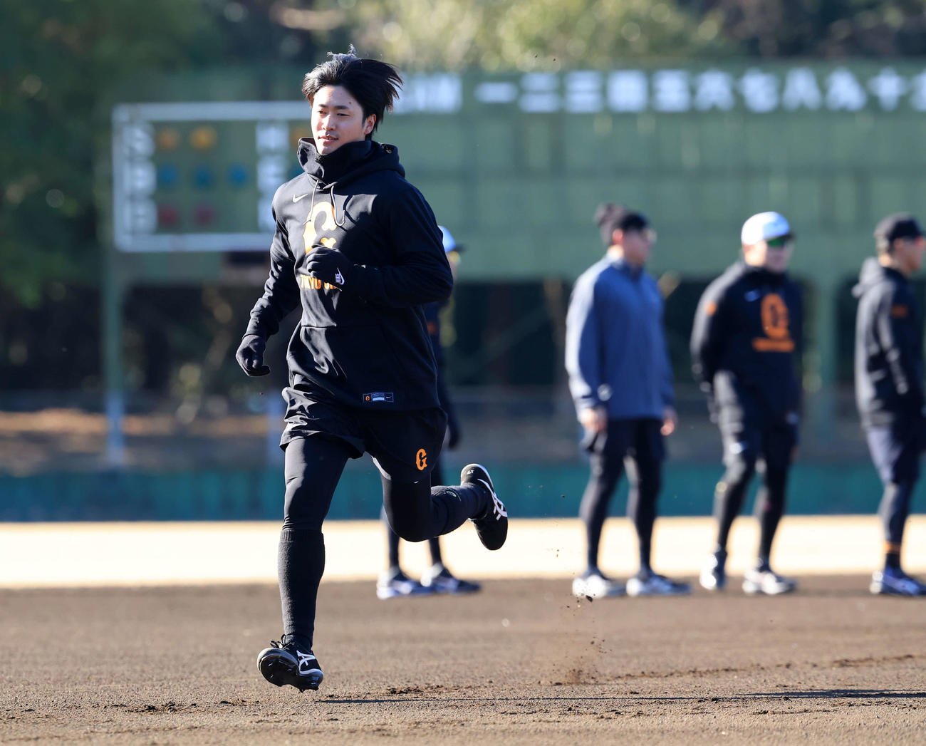塁間走でダッシュする巨人西舘（撮影・浅見桂子）
