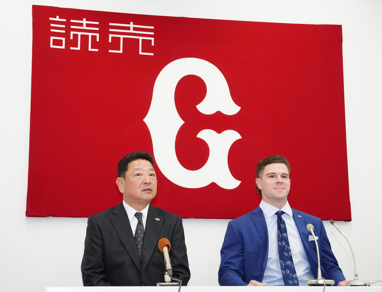 入団会見に臨む巨人新外国人のキャベッジ（右）。左は吉村編成本部長（撮影・江口和貴）