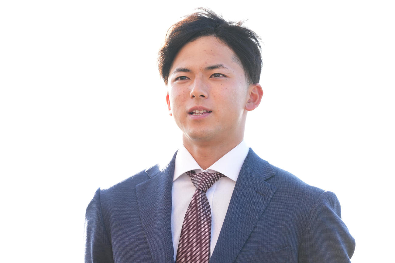 囲み取材に応じる楽天宗山（撮影・鈴木みどり）