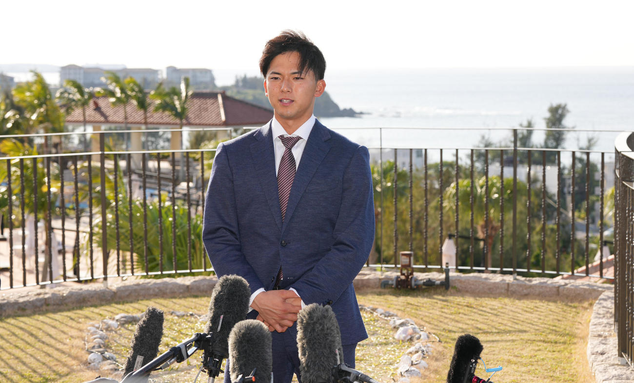 囲み取材に応じる楽天宗山（撮影・鈴木みどり）