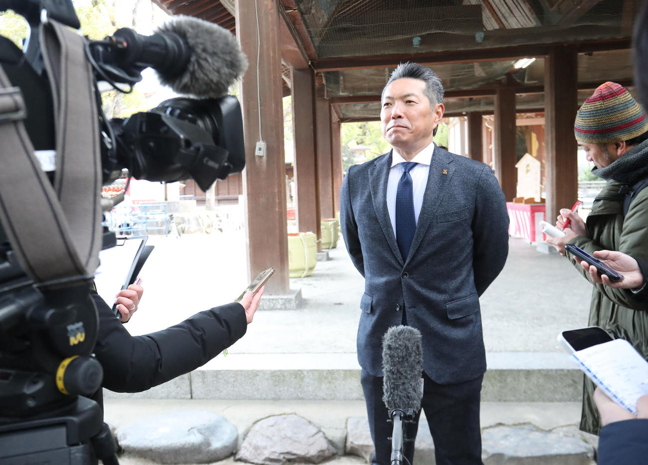 必勝祈願を終えた小久保監督は報道陣の質問に応える（撮影・梅根麻紀）