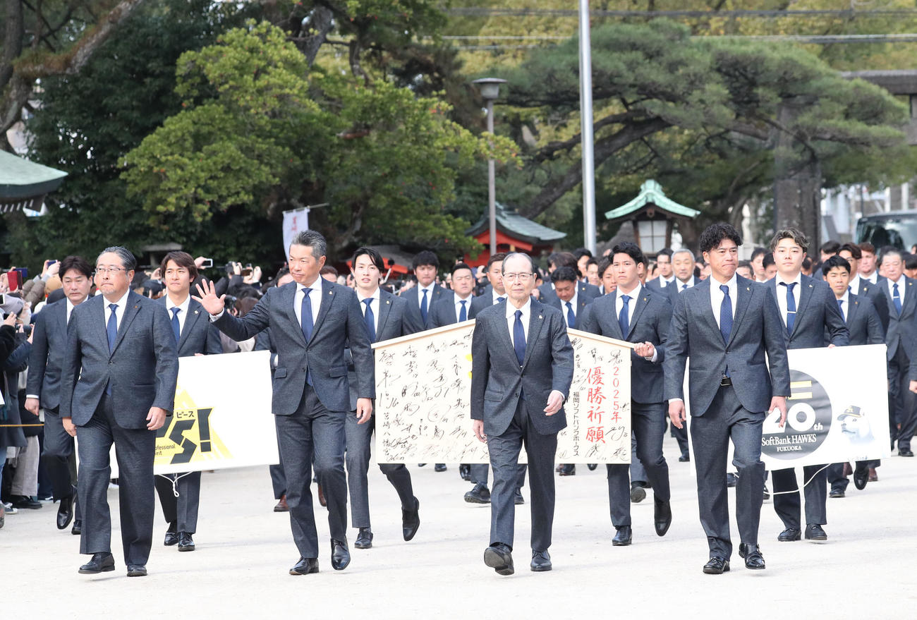 必勝祈願に筥崎宮を訪れ本殿へ向かう左から後藤球団オーナー代行兼社長、小久保監督、王球団会長、城島CBO（撮影・梅根麻紀）