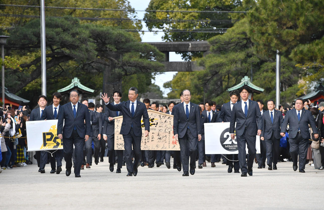 ソフトバンク必勝祈願で筥崎宮に到着し本殿へ向かう、左から後藤球団社長、小久保監督、王球団会長、城島CBO（撮影・岩下翔太）