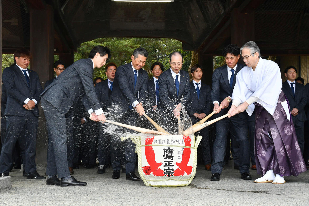 必勝祈願を終えて鏡開きを行う、左からソフトバンク周東、小久保監督、王球団会長、城島CBO（撮影・岩下翔太）