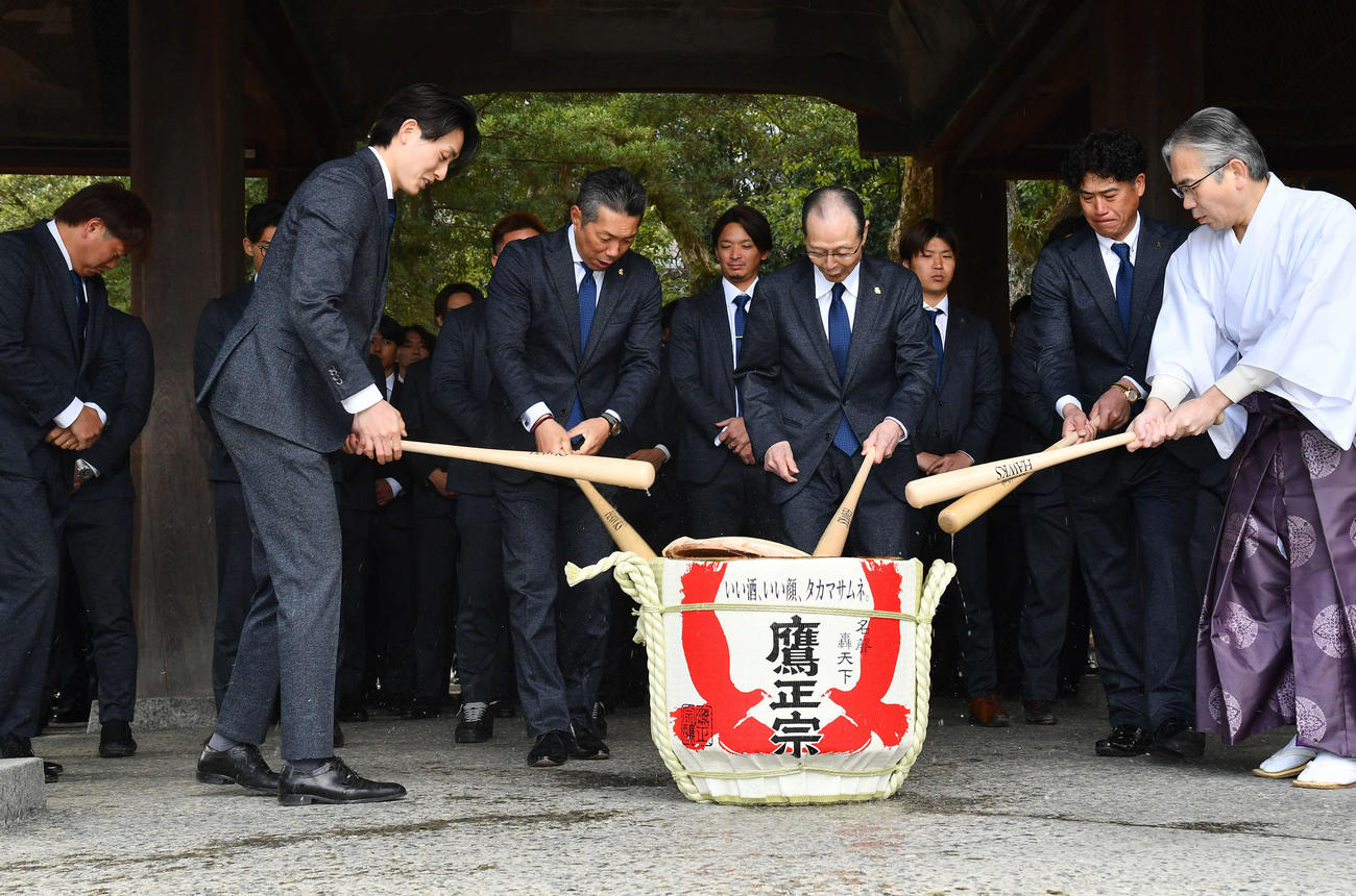必勝祈願後の鏡開きで酒が勢いよく飛び出して驚く、左からソフトバンク周東、小久保監督、王球団会長、城島CBO（撮影・岩下翔太）