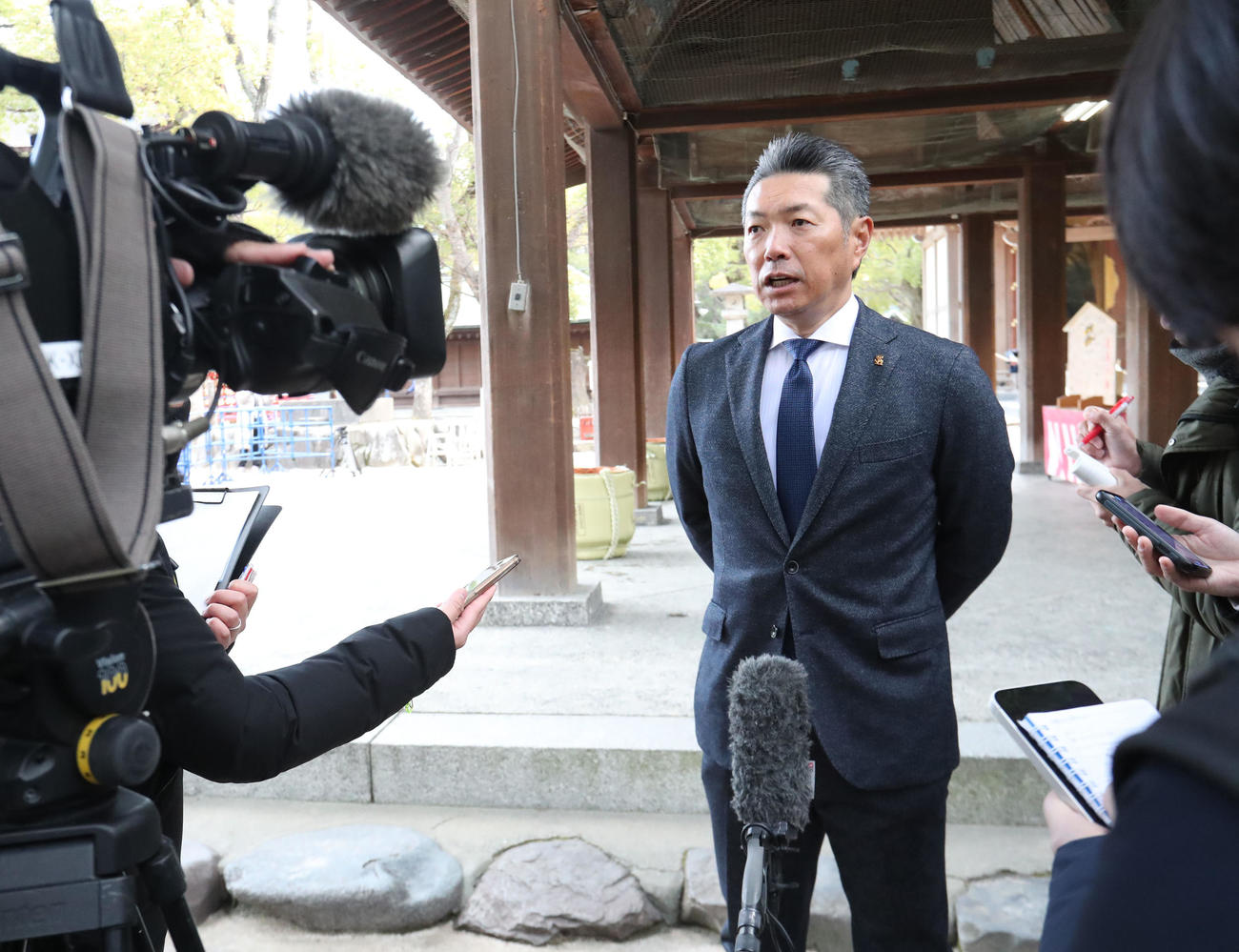 必勝祈願を終えた小久保監督は報道陣の質問に応える（撮影・梅根麻紀）